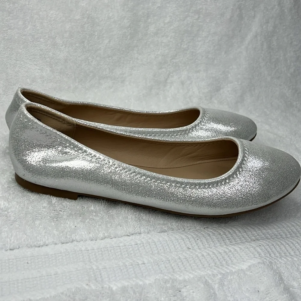 Dream Pairs Silver Flats size 11 in excellent used condition